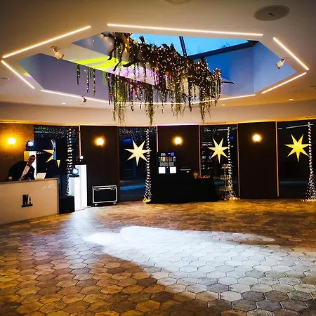 Lesne Patio イン *
